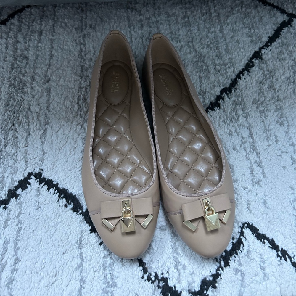 Brand new neutral Michael kors flats - never worn